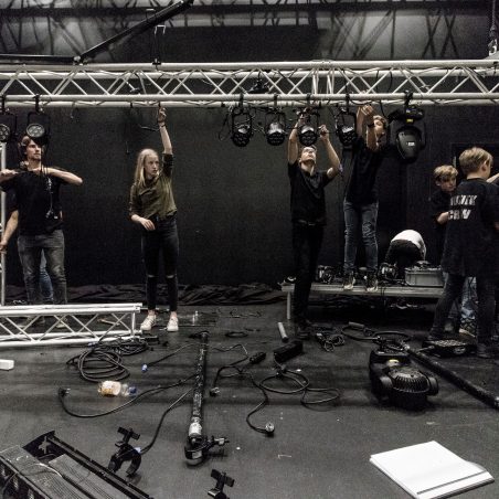 De muziekcrew bouwt zelf het podium, licht en geluid bij elk optreden op en af!