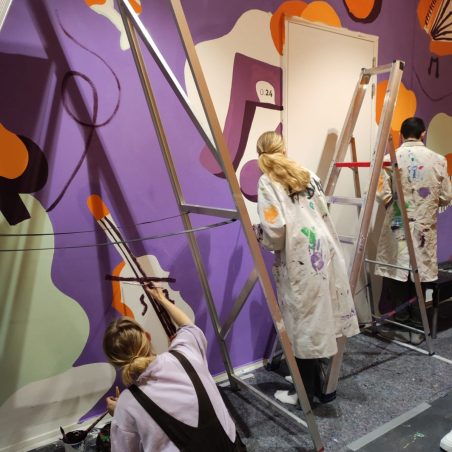 Leerlingen maken hun eigen school mooier.